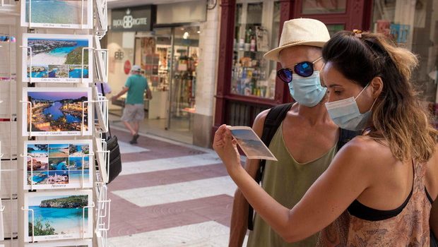 Salgono i contagi in Sicilia: torna l’obbligo della mascherina anche all’aperto