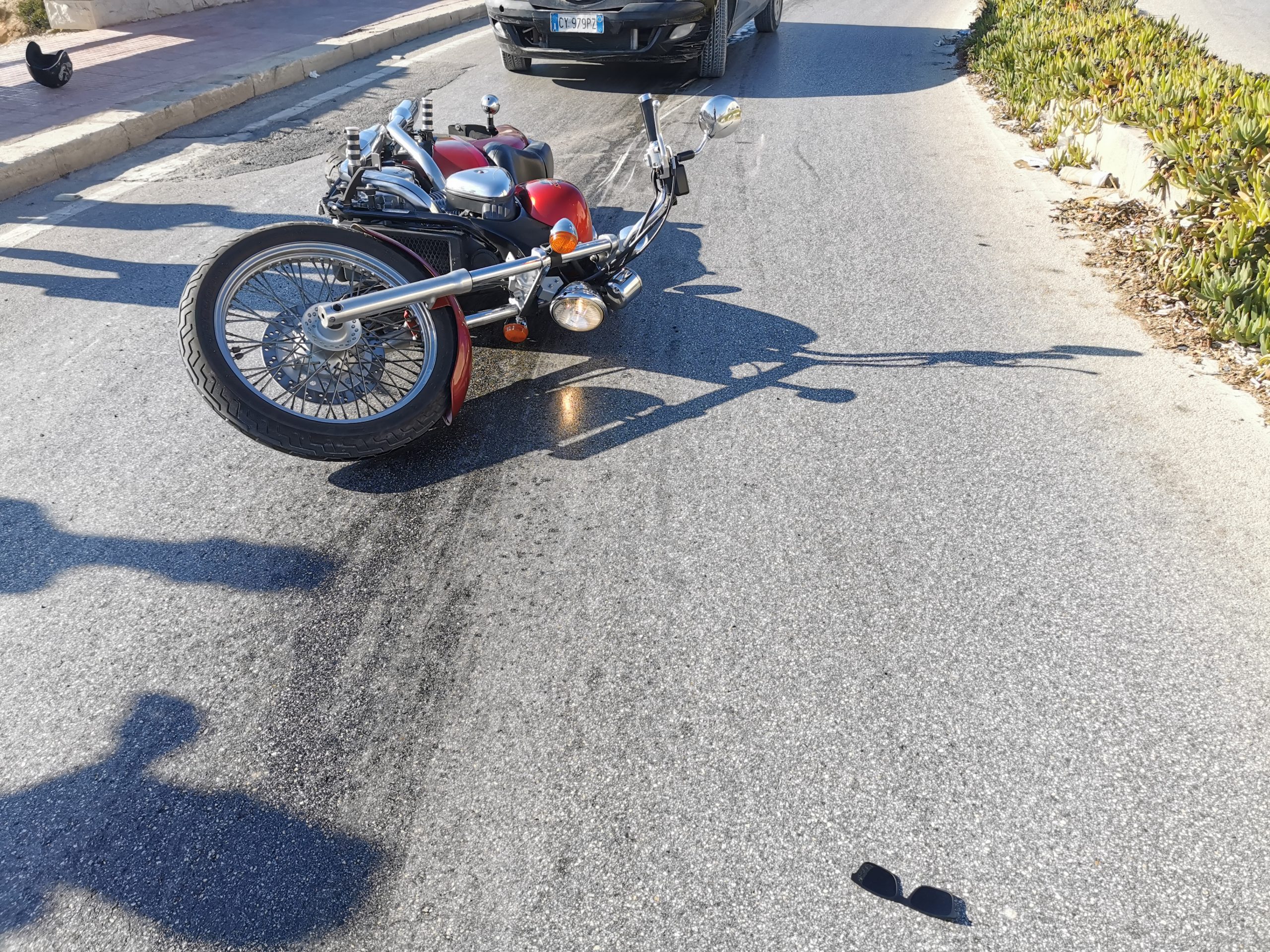 Macchia d’olio sull’asfalto, scivola con la moto sul lungomare di Marsala