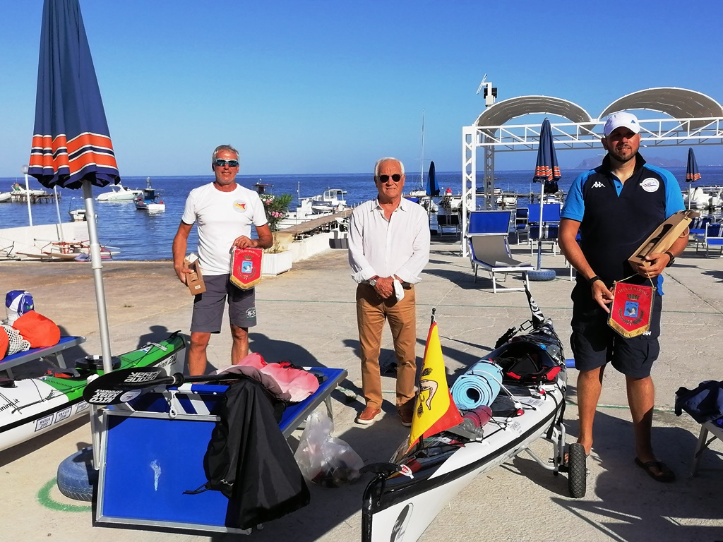 Cinisi-Marsala in kayak per il rispetto dei mari, il Comune premia Tocco e Guttà