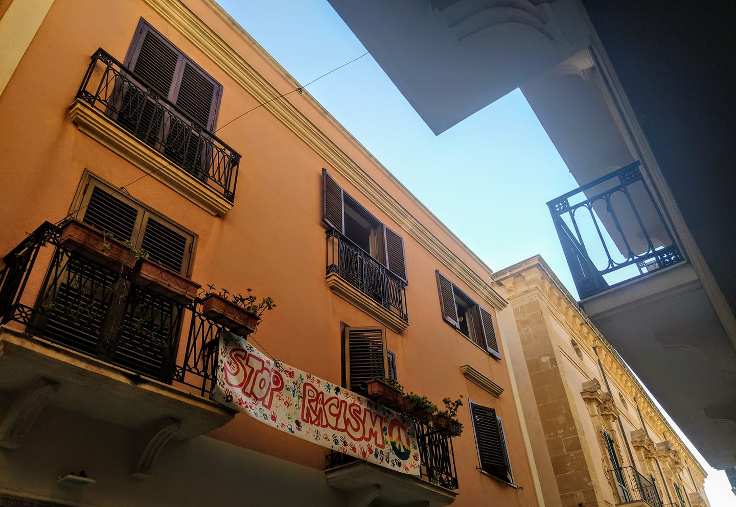 “Stop racism”: Arci Scirocco espone uno striscione nel centro storico di Marsala