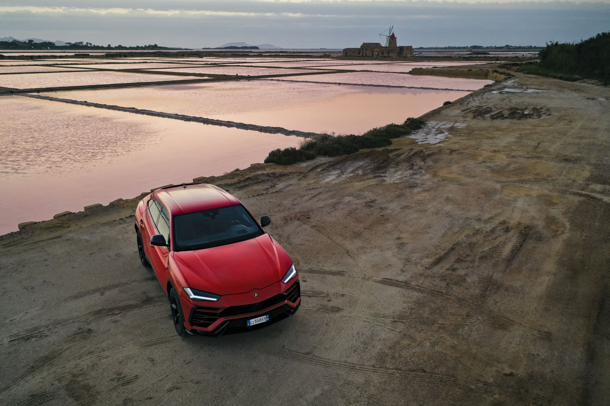 La Lamborghini in posa alle Saline di Marsala. Scatti anche a Trapani, Segesta e Gibellina