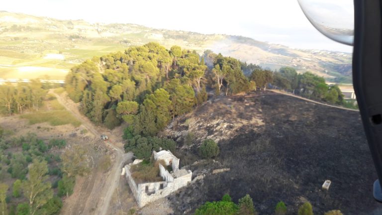 Incendio a Santa Ninfa, in azione anche un mezzo dell’aeronautica militare