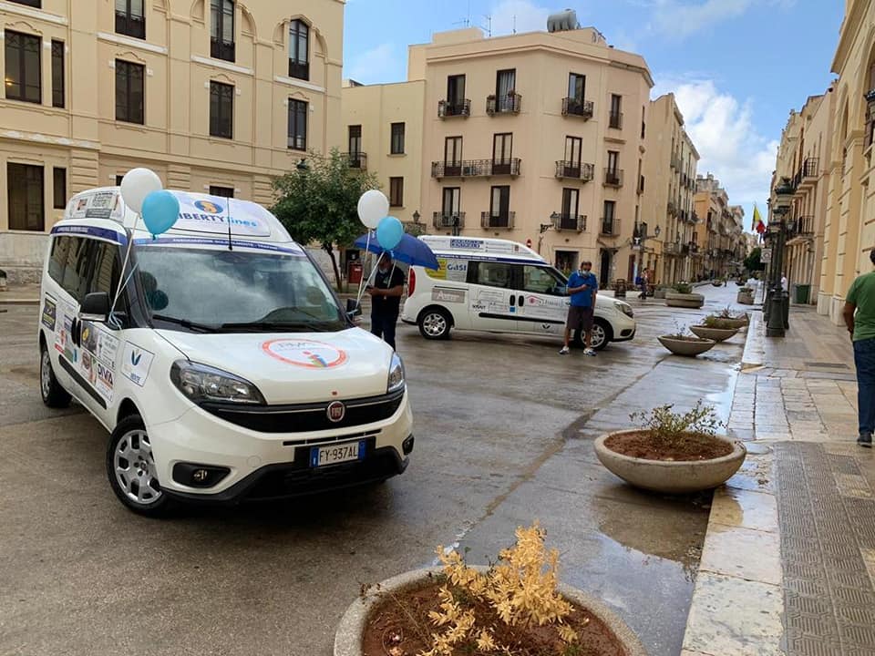 Trapani: grazie agli imprenditori, PMG consegna a Solidalmente secondo mezzo per disabili e defibrillatore