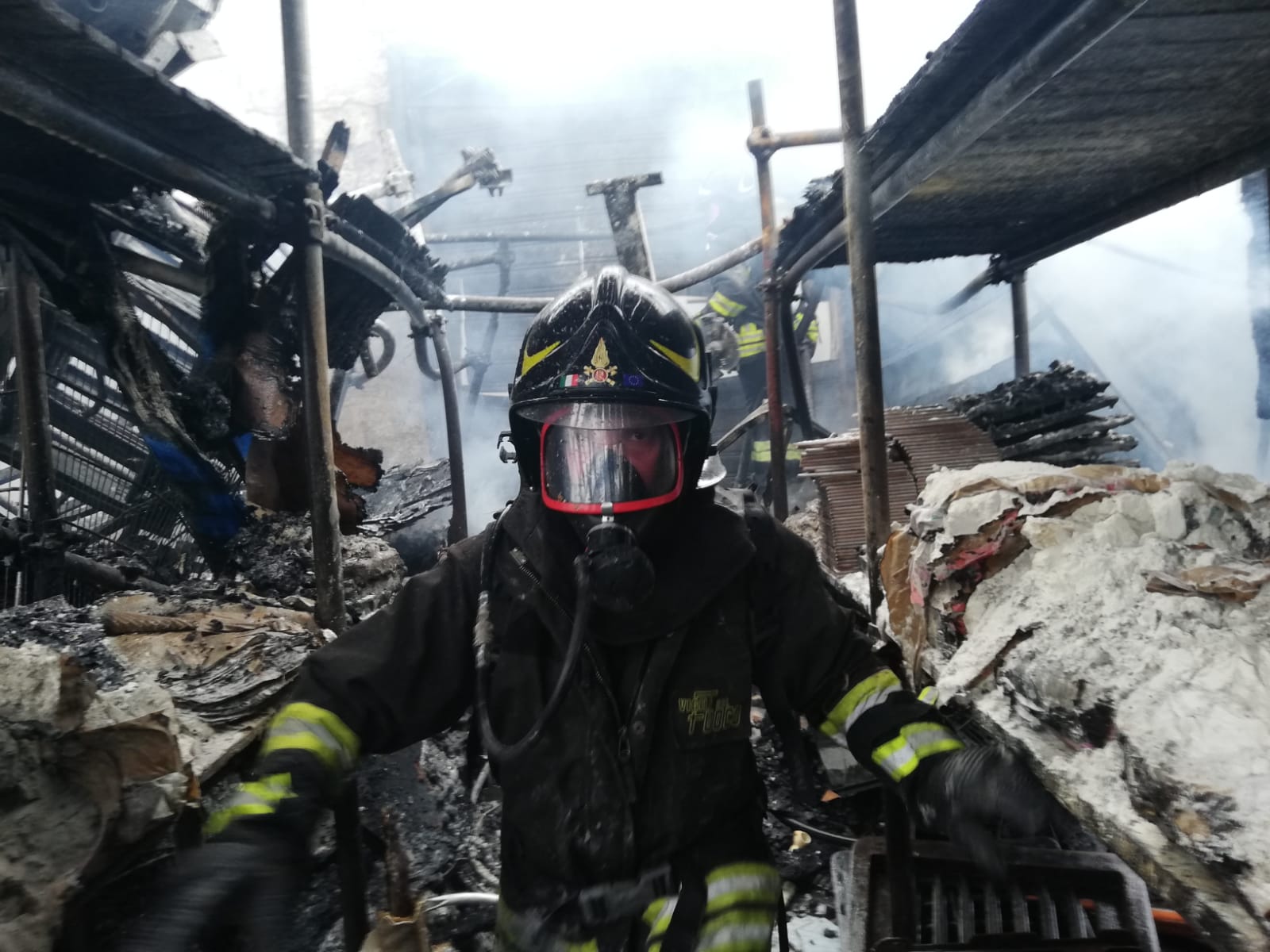 Devastante incendio a Trapani: a fuoco un’azienda di materiale edile