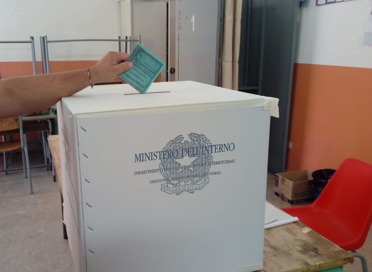Referendum, trionfa il Sì. In Sicilia e Sardegna l’affluenza più bassa