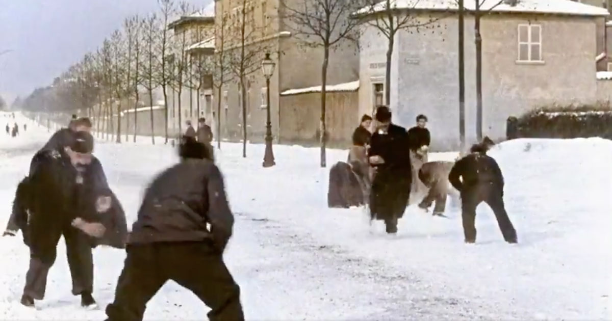 Da un film dei Lumière, una battaglia di palle di neve nel 1896. Ecco com’era  (video a colori)