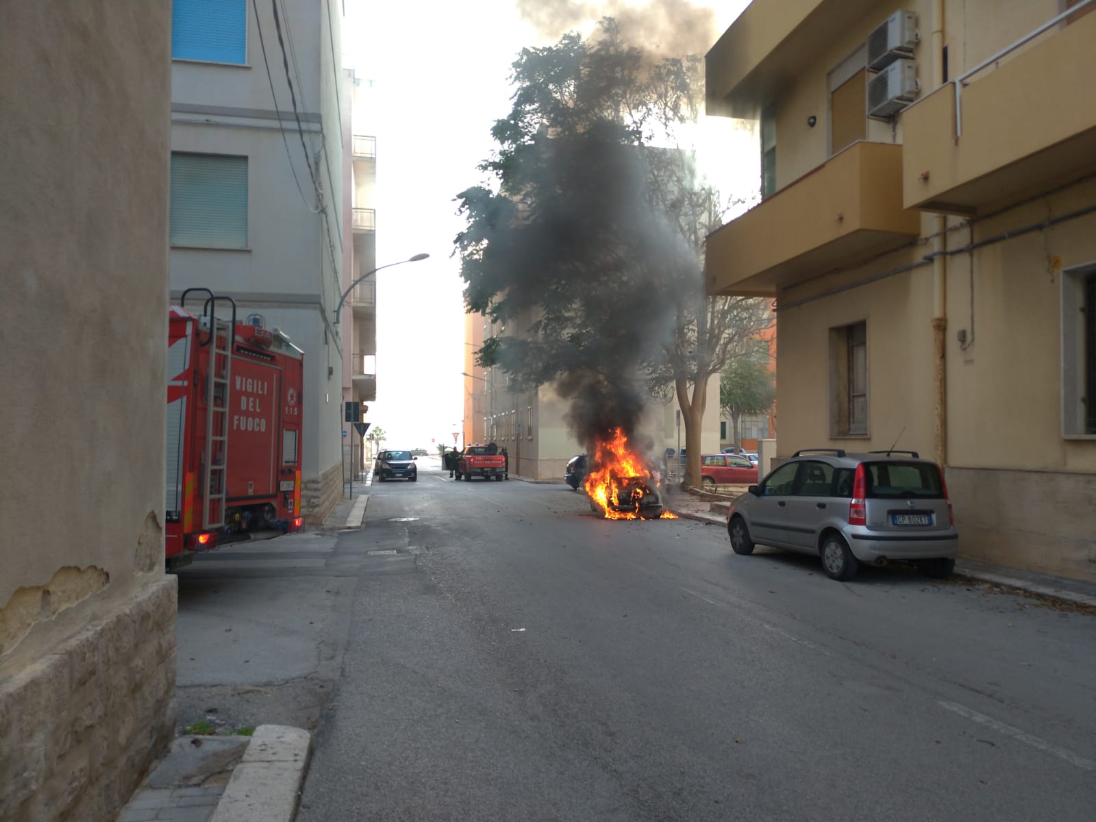 Marsala: incendio in via Diaz, una vettura va a fuoco