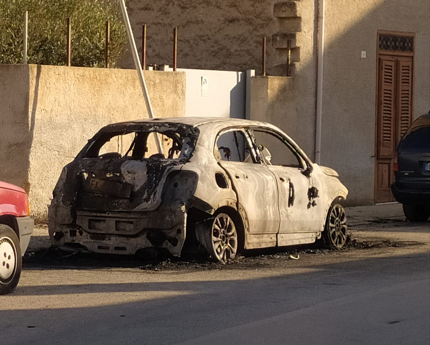 Marsala, distrutta da un incendio una cinquecento