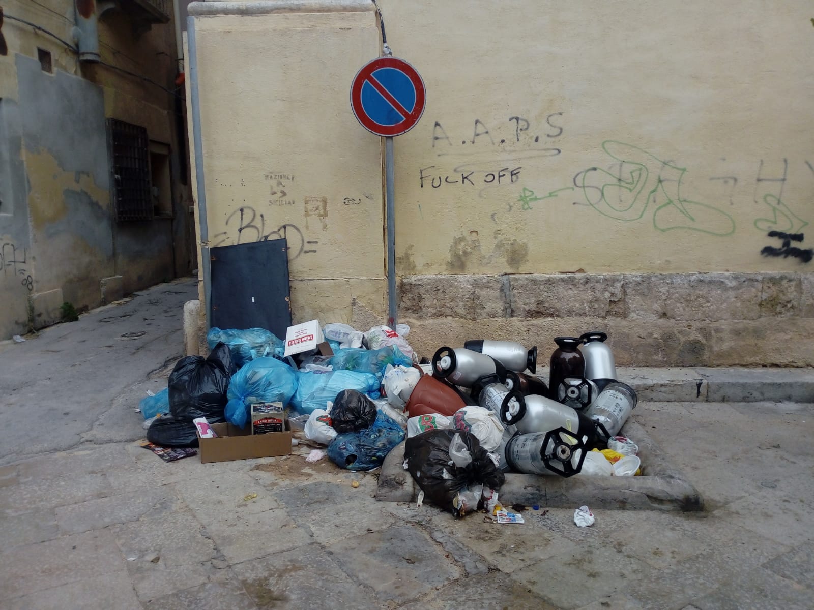 Piazza San’Antonino invasa dai rifiuti