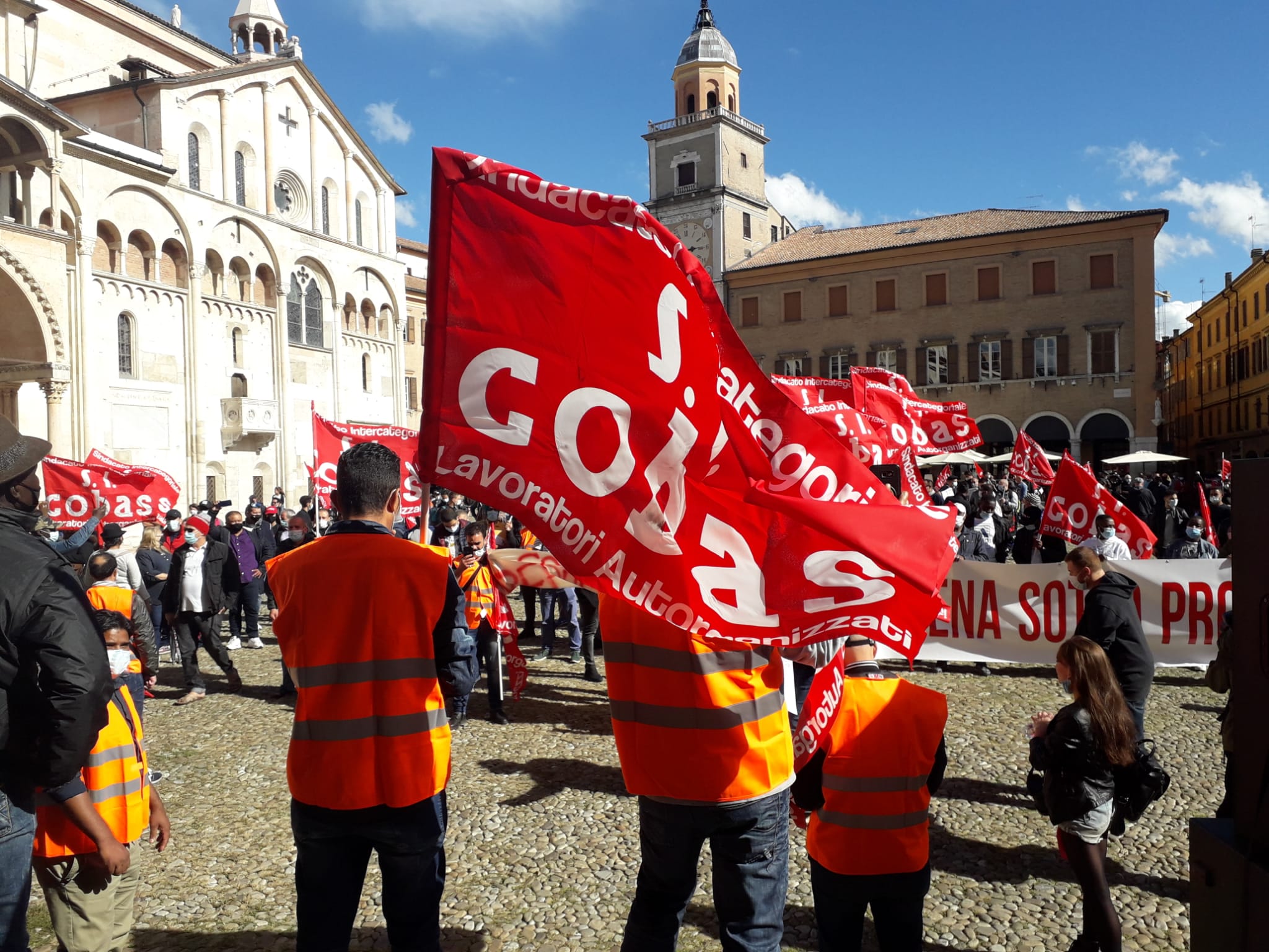 Cobas e sindacati con i lavoratori regionali in piazza contro Musumeci