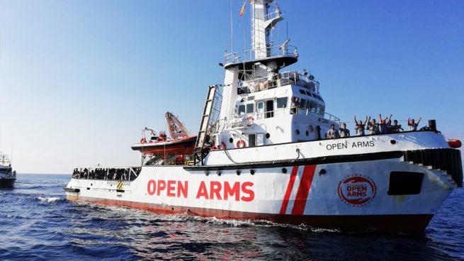 Open Arms a Trapani, migranti trasferiti sulla Snav per la quarantena