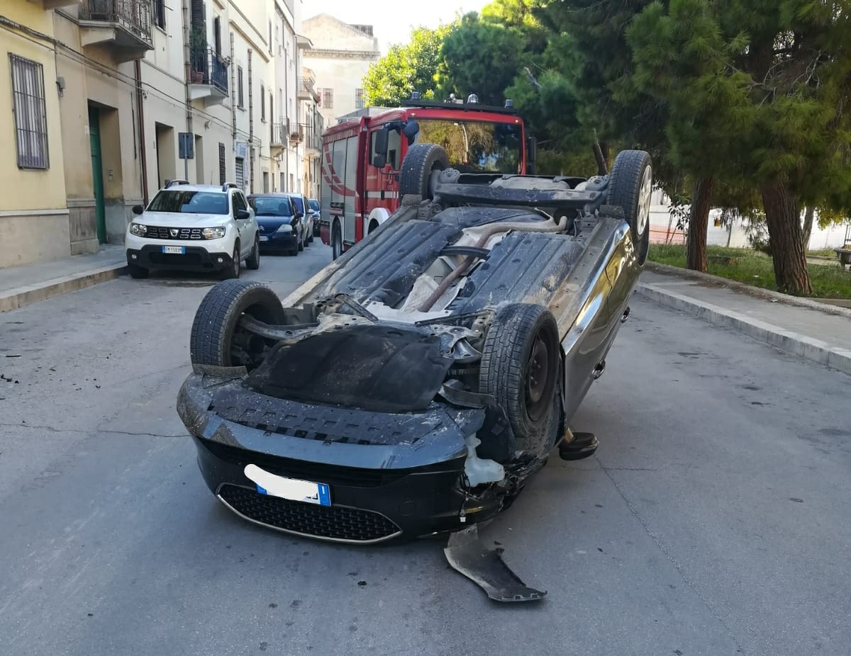 Si ribalta auto al centro di Marsala, illesa la conducente