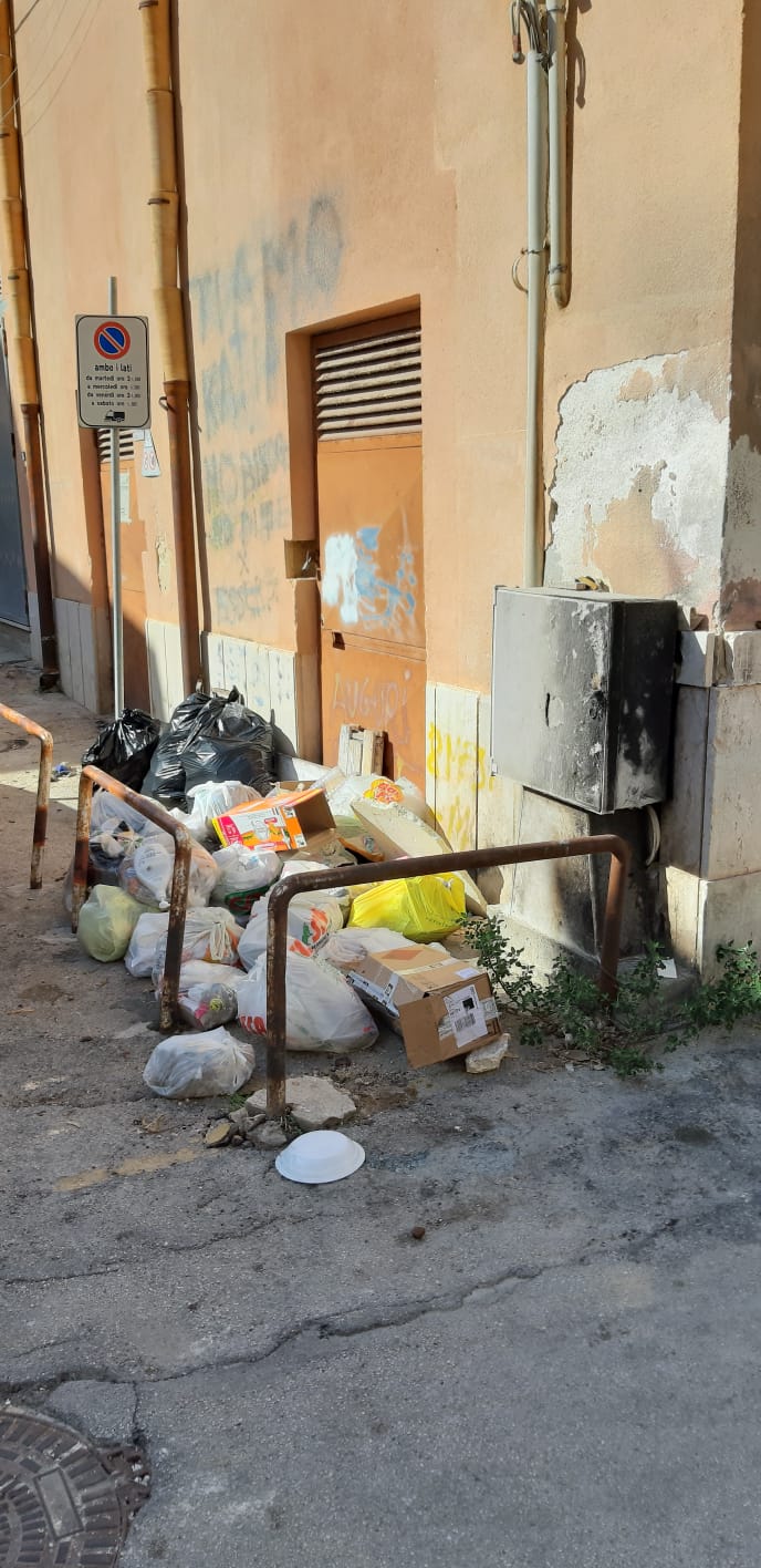 Marsala: rifiuti abbandonati vicino al Municipio e in via XI Luglio