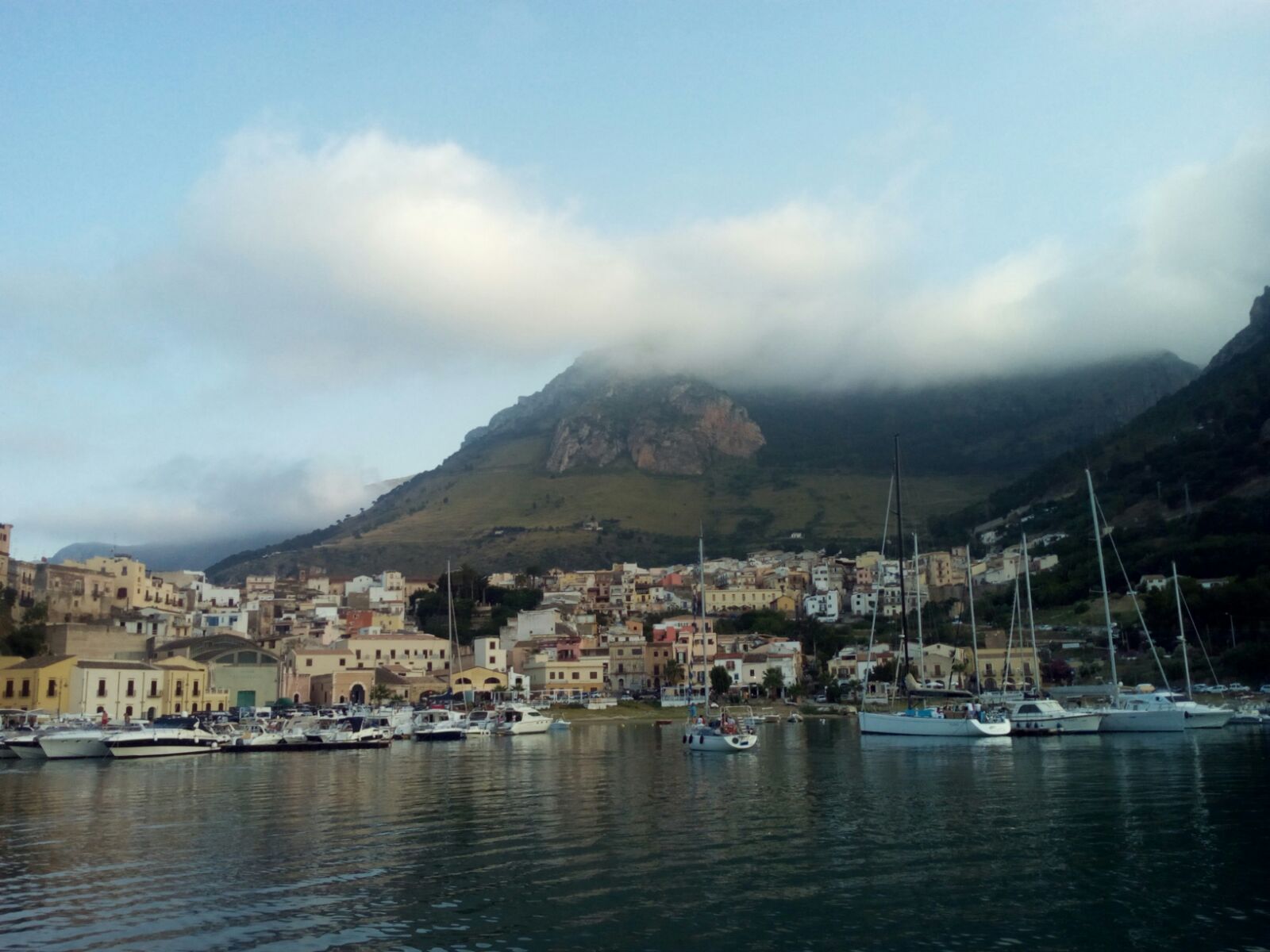 Ciak per la serie tv Màkari a Castellammare, niente accessi a cala marina