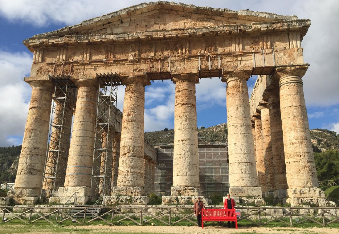 Una panchina rossa al Parco di Segesta per ogni donna vittima di violenze