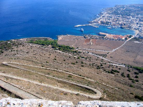 Favignana: poliziotti penitenziari salvano tre persone da un incendio in abitazione