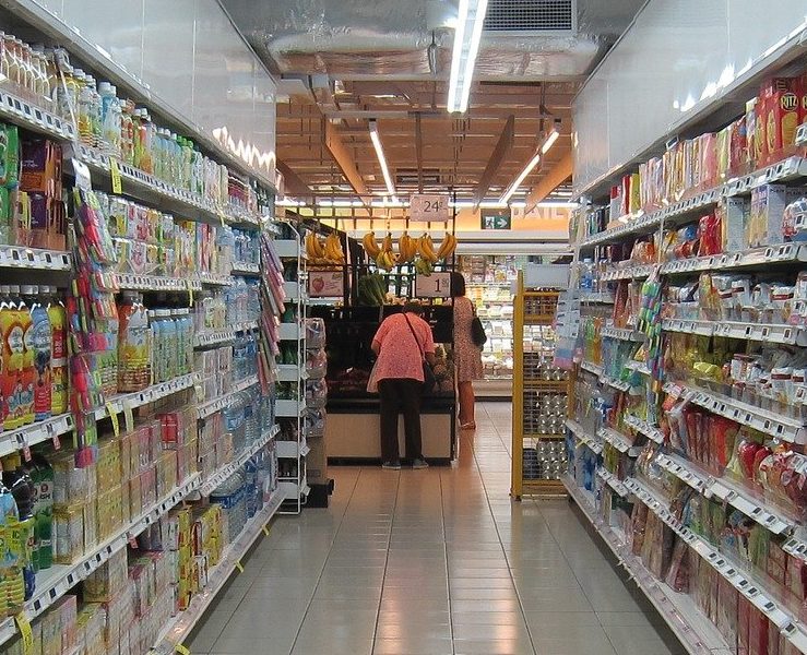 Positiva al Covid, va a fare la spesa al supermercato: 51enne denunciata per epidemia colposa