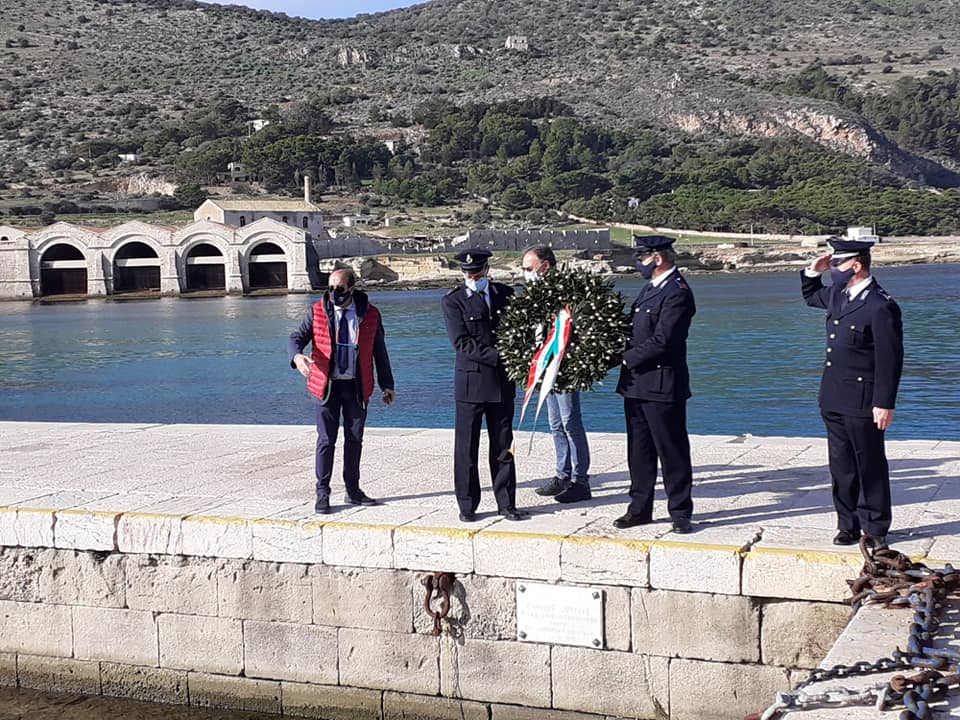 La Polizia Penitenziaria ricorda a Favignana l’agente Giuseppe Barraco morto in mare