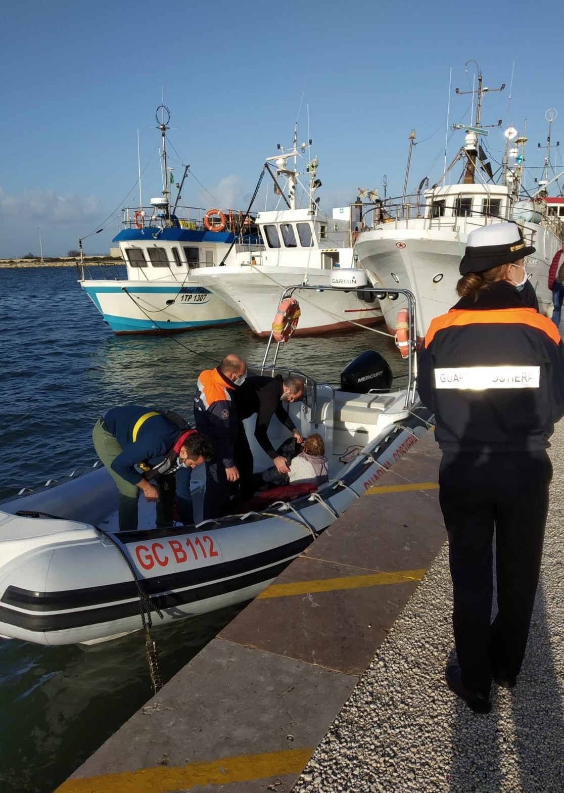 Marsala: 61enne in mare al Porto in ipotermia, in corso gli accertamenti per chiarire la dinamica