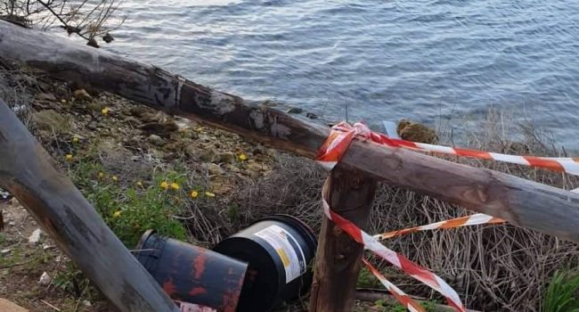 Tre latte di vernice in riva allo Stagnone, individuato il responsabile che pagherà ammenda