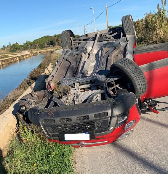 Marsala: auto sbanda sulla SP 21 e finisce contro un palo, tutti salvi