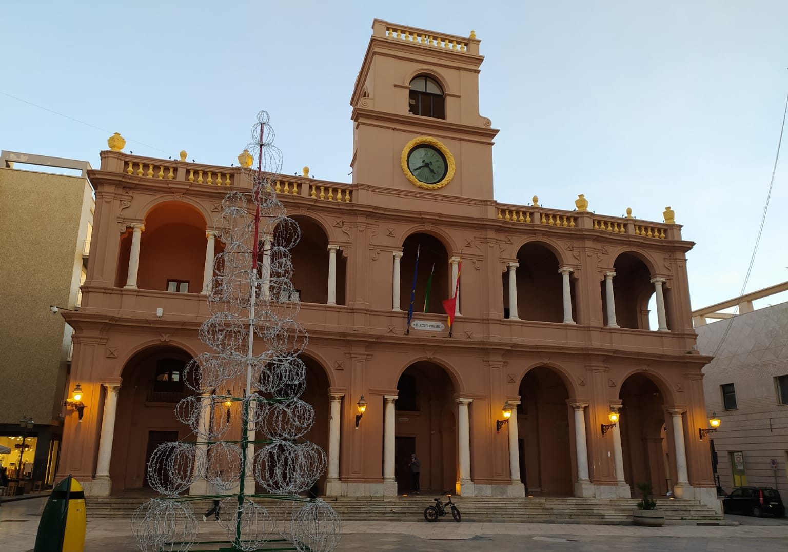 Natale a Marsala: montato il tradizionale albero di piazza Loggia