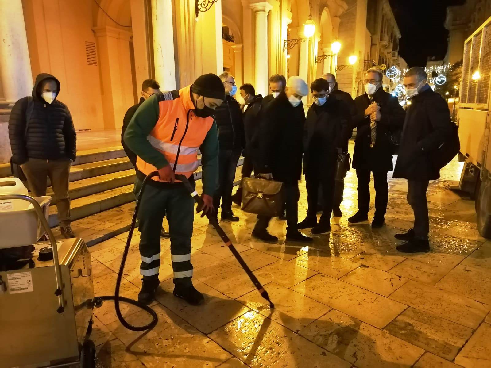 Marsala: prosegue la scerbatura a Sappusi, in centro pulizia di basole e rimozione chewingum