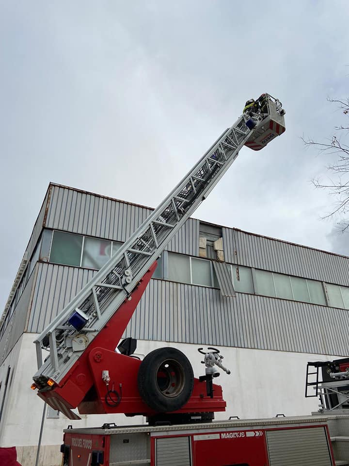 Pannello pericolante al PalaBellina, intervengono i Vigili del Fuoco