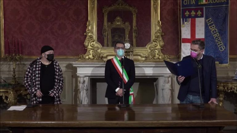 Bologna, sindaco premia Vasco Rossi con il Nettuno d’oro | IL VIDEO