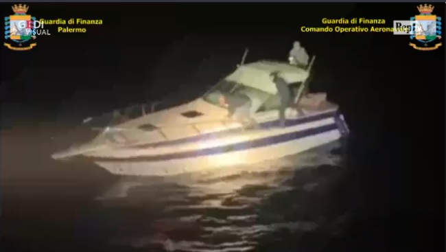 Mazara: dopo un inseguimento, blitz della Finanza sul contrabbando di sigarette