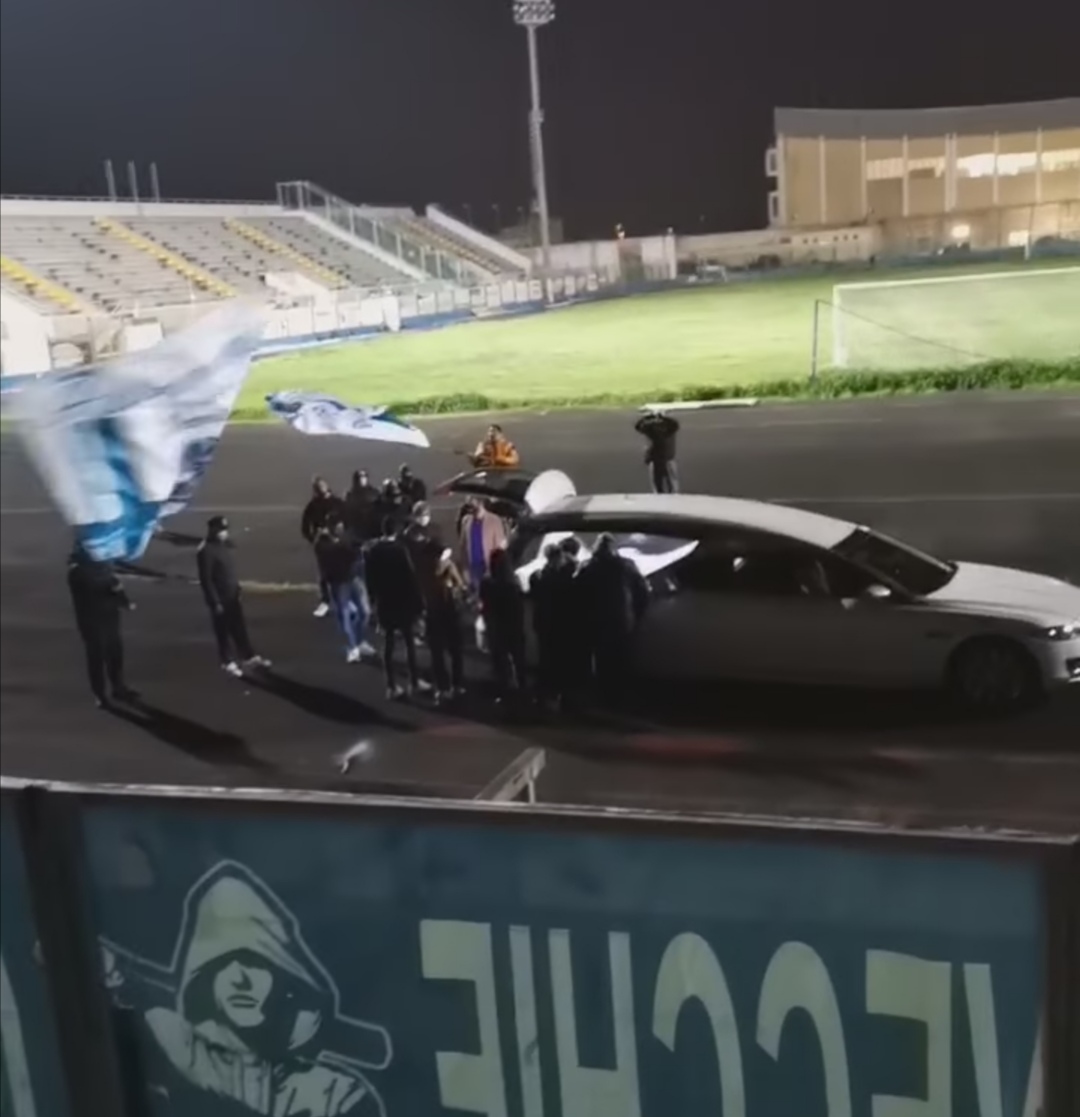 Lo Stadio di Marsala apre le porte al feretro di Federico De Vita. Amici sugli spalti