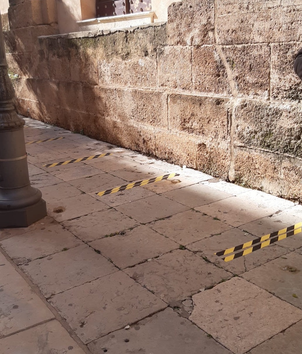 Fila nelle Poste e strisce, un cittadino marsalese: “Pensilina per attese e cerchi numerati”