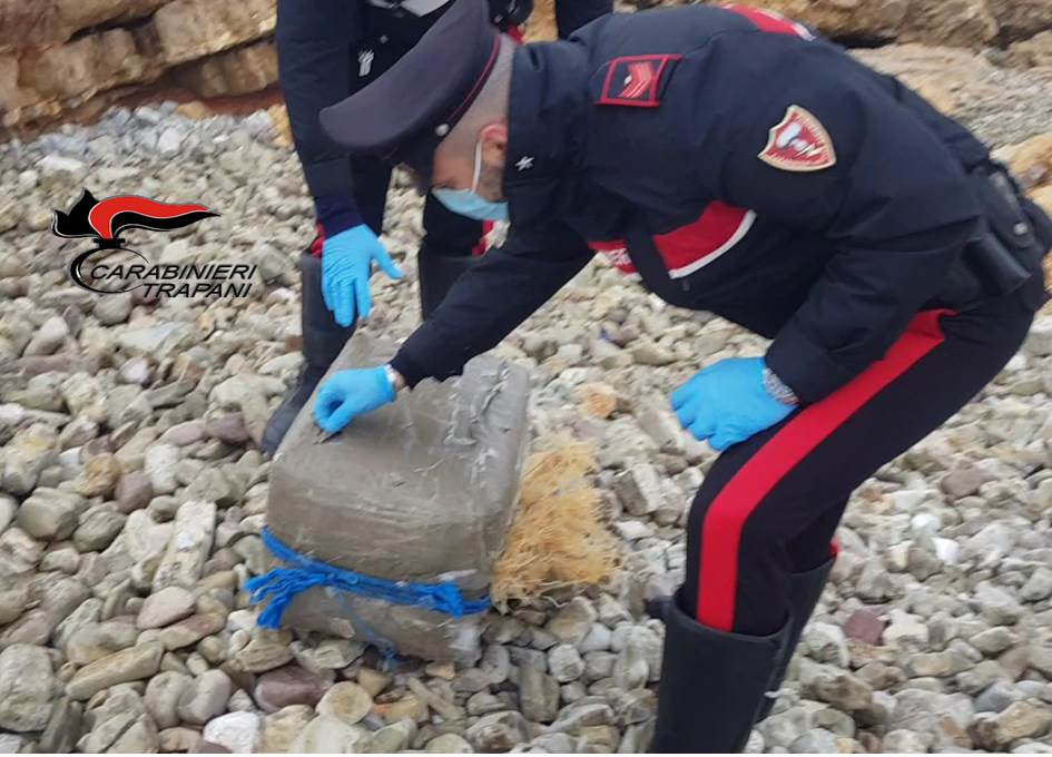 Ancora “pacchi droga” rinvenuti nelle spiagge del trapanese. IL VIDEO