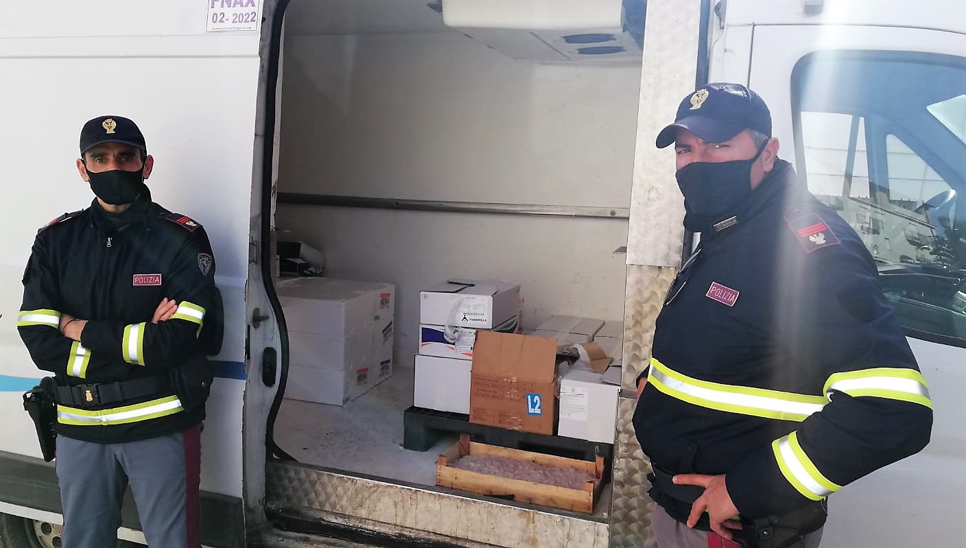 Fermato un furgone in autostrada: trasportava pesce in cattivo stato di conservazione
