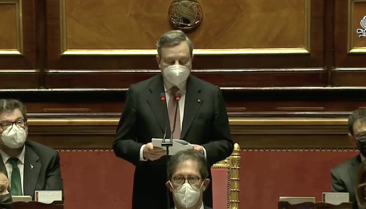 Draghi al Senato: “Risolvere pandemia e problemi lavoro. Grazie a Conte”