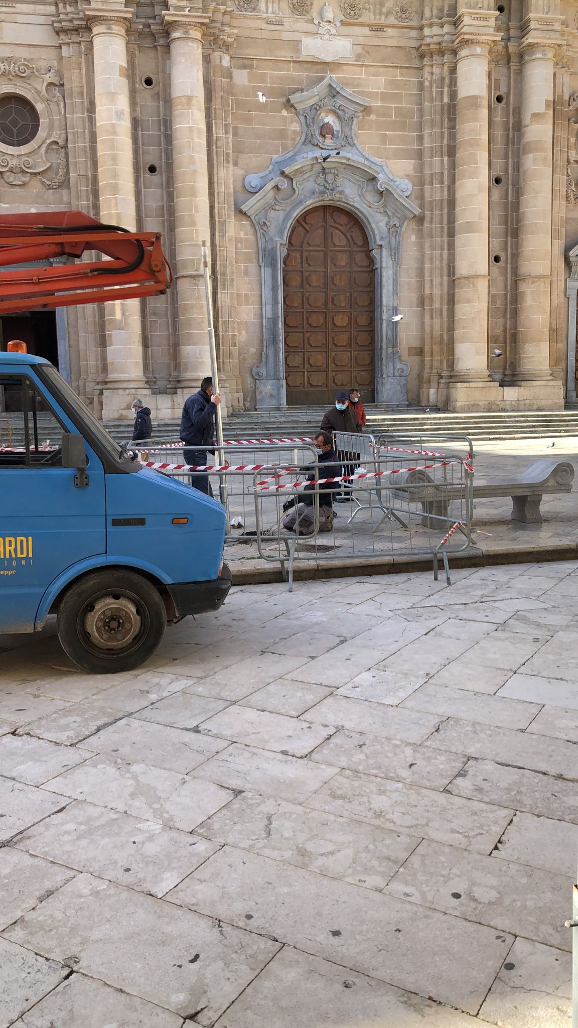 Ricoperto il “buco” di piazza Loggia