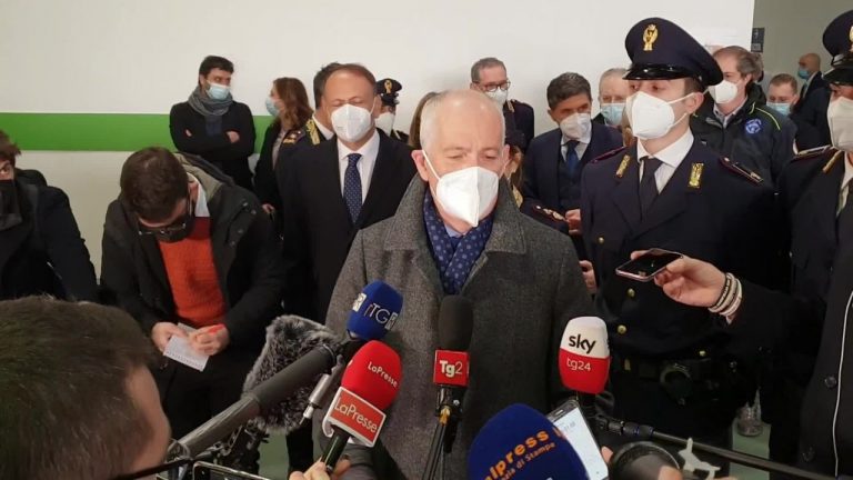 Gabrielli (capo Polizia di Stato)”In Italia niente sanzioni ma necessario vaccinarsi”