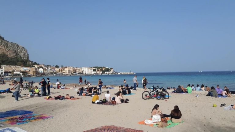 Caldo estivo a Palermo e folla in spiaggia a Mondello nonostante il Covid