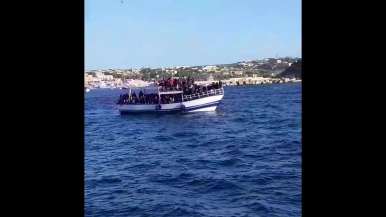 Immigrazione, in 300 sbarcano a Lampedusa