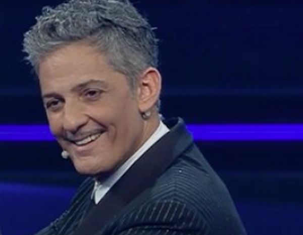 A Sanremo Fiorello ironizza su Zingaretti, cantano Mihajlovic e Ibra