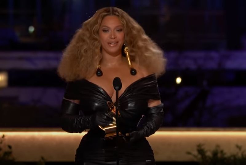 Beyoncè domina i Grammy, Billie Eilish disco dell’anno