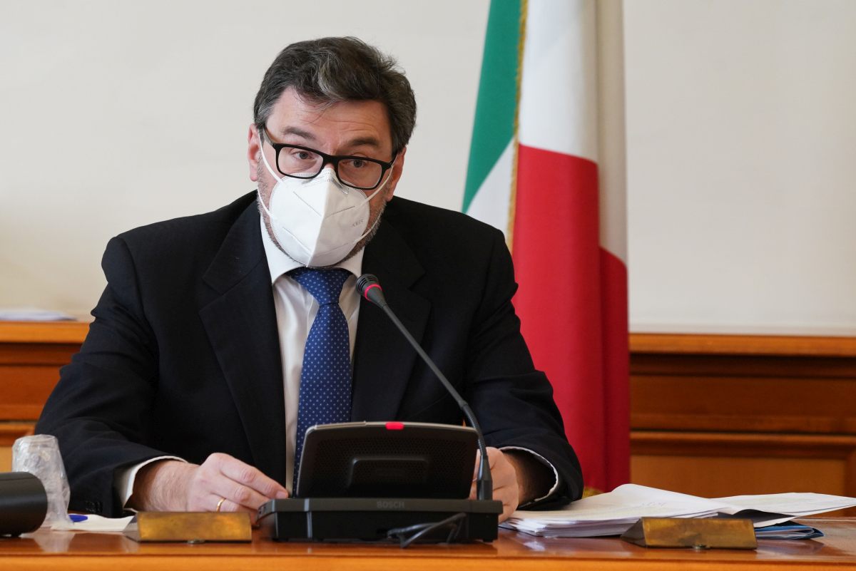 Alitalia, Giorgetti “La parola d’ordine è discontinuità”