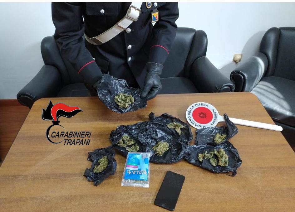 Erice: il pastore Nadia trova droga in casa di un 33enne