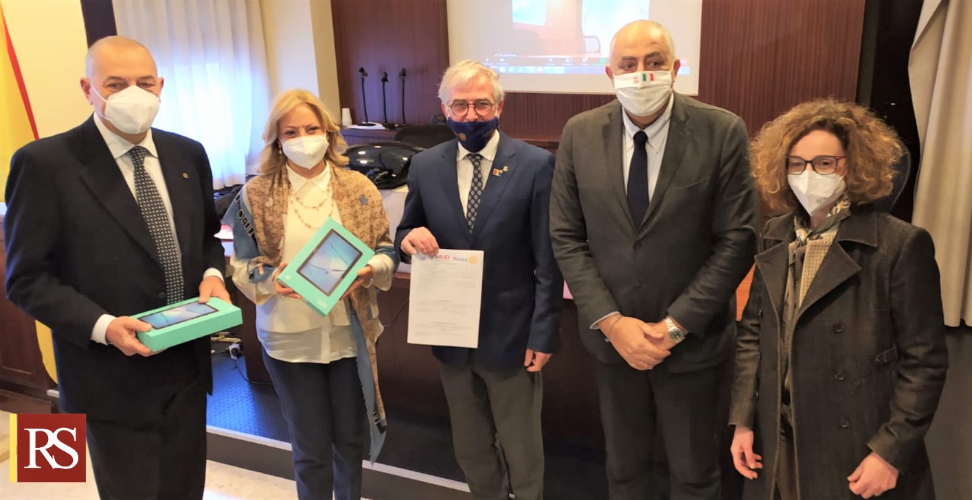 Contrasto al Covid, 450 tablet agli studenti siciliani da Rotary e Governo Usa
