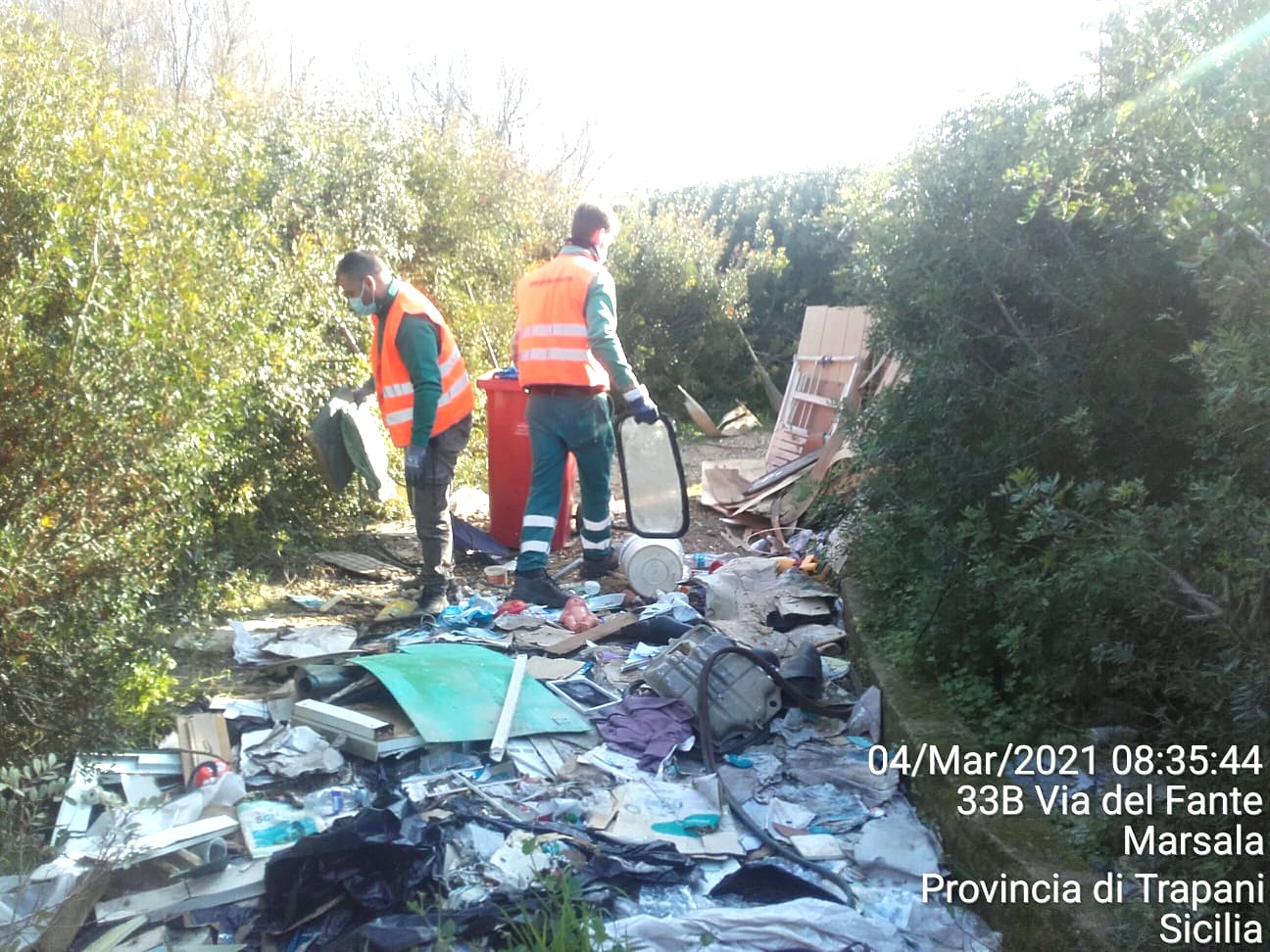 Marsala: ripulito manto di rifiuti al Parco della Salinella