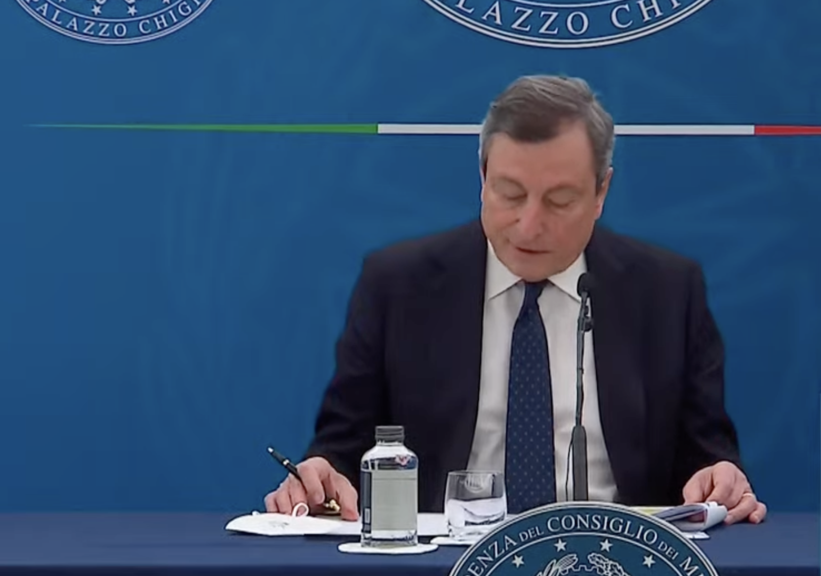 Draghi su Decreto Sostegno: via i codici Ateco, ristori più rapidi. Il premier si vaccinerà con AstraZeneca