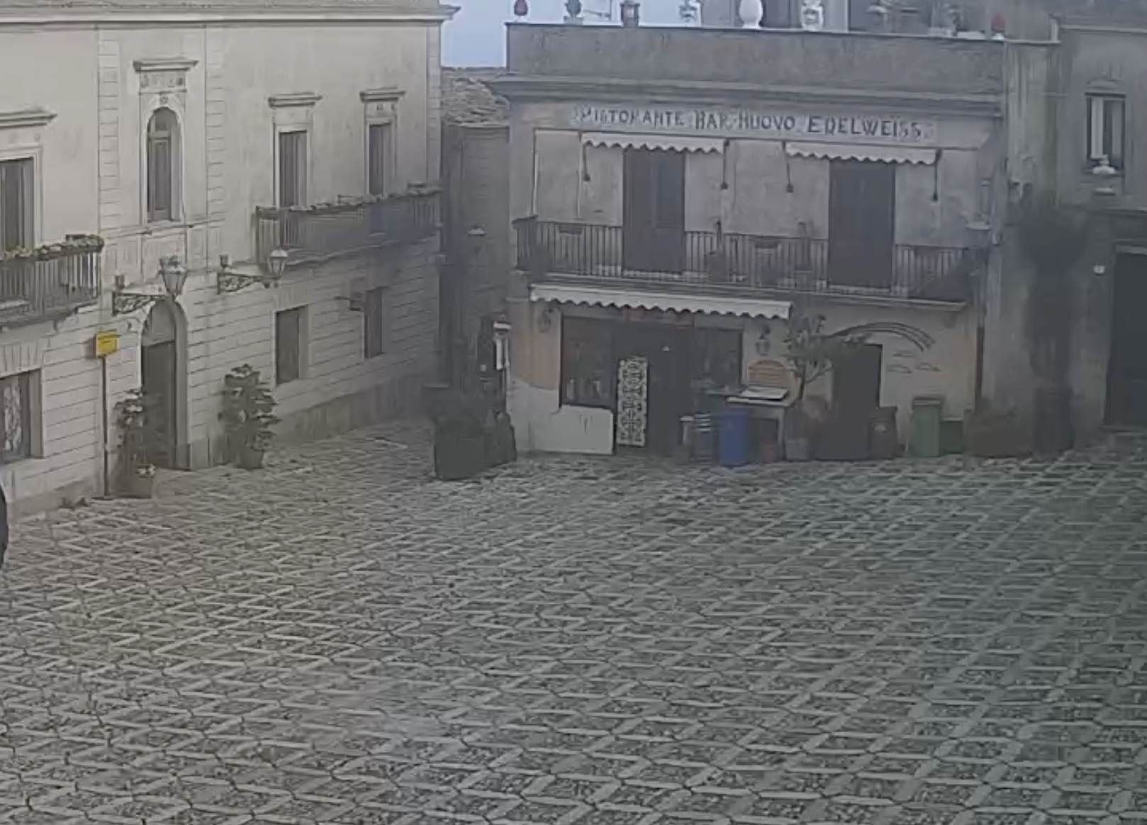 Prima neve a Erice, freddo e pioggia inondano le strade trapanesi