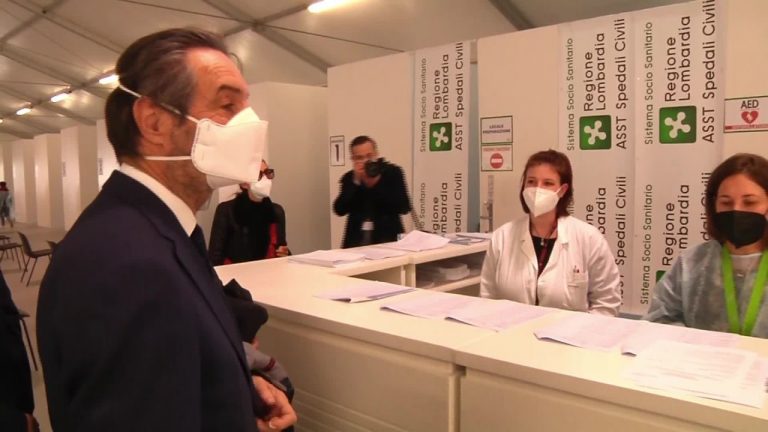 Fontana in visita al centro tamponi e Vaccini a Brescia