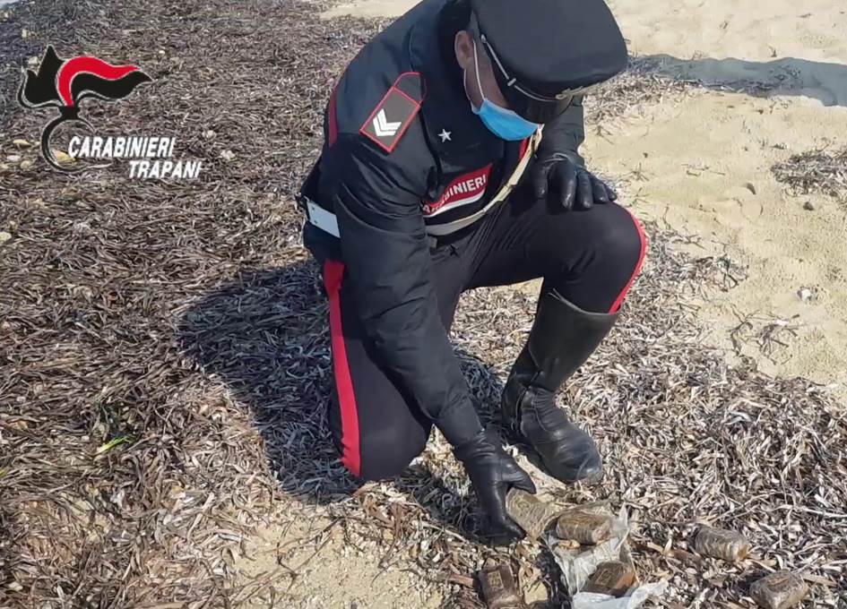 Ancora ritrovamento di droga in spiaggia: diversi panetti rinvenuti a Petrosino