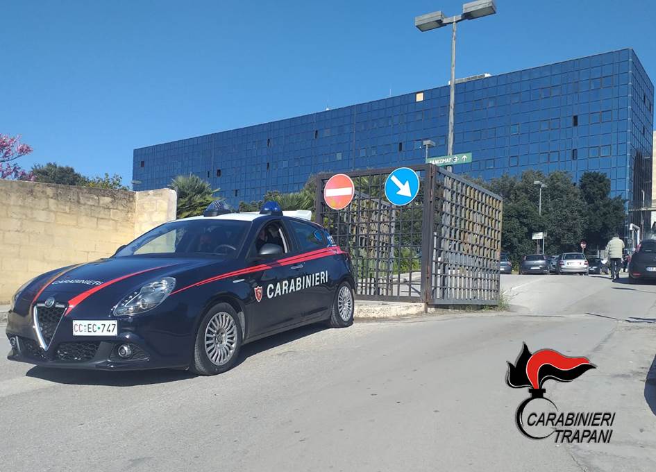 Castelvetrano: senza patente sposta l’auto dal parcheggio dell’ospedale e investe una famiglia